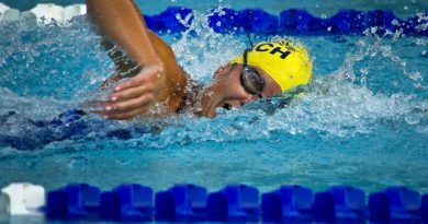 zeigt Schwimmer beim Trainieren